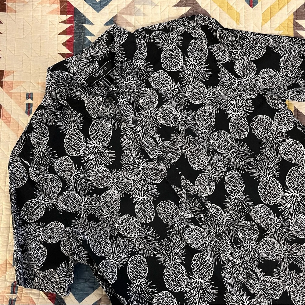 Men’s Black & White Pineapple Print Short-Sleeve Buttondown